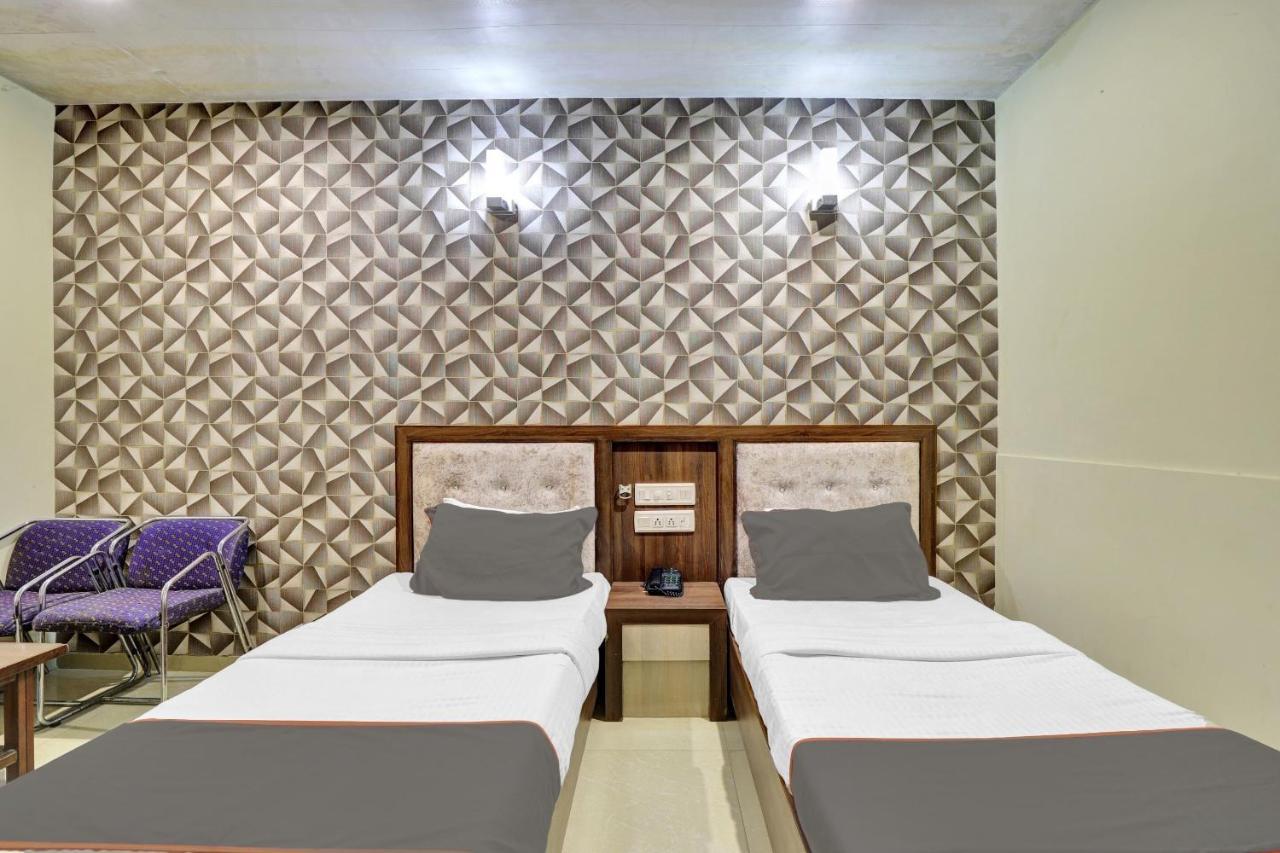 אחמדאבאד Collection O 82926 Hotel Royal Plaza מראה חיצוני תמונה