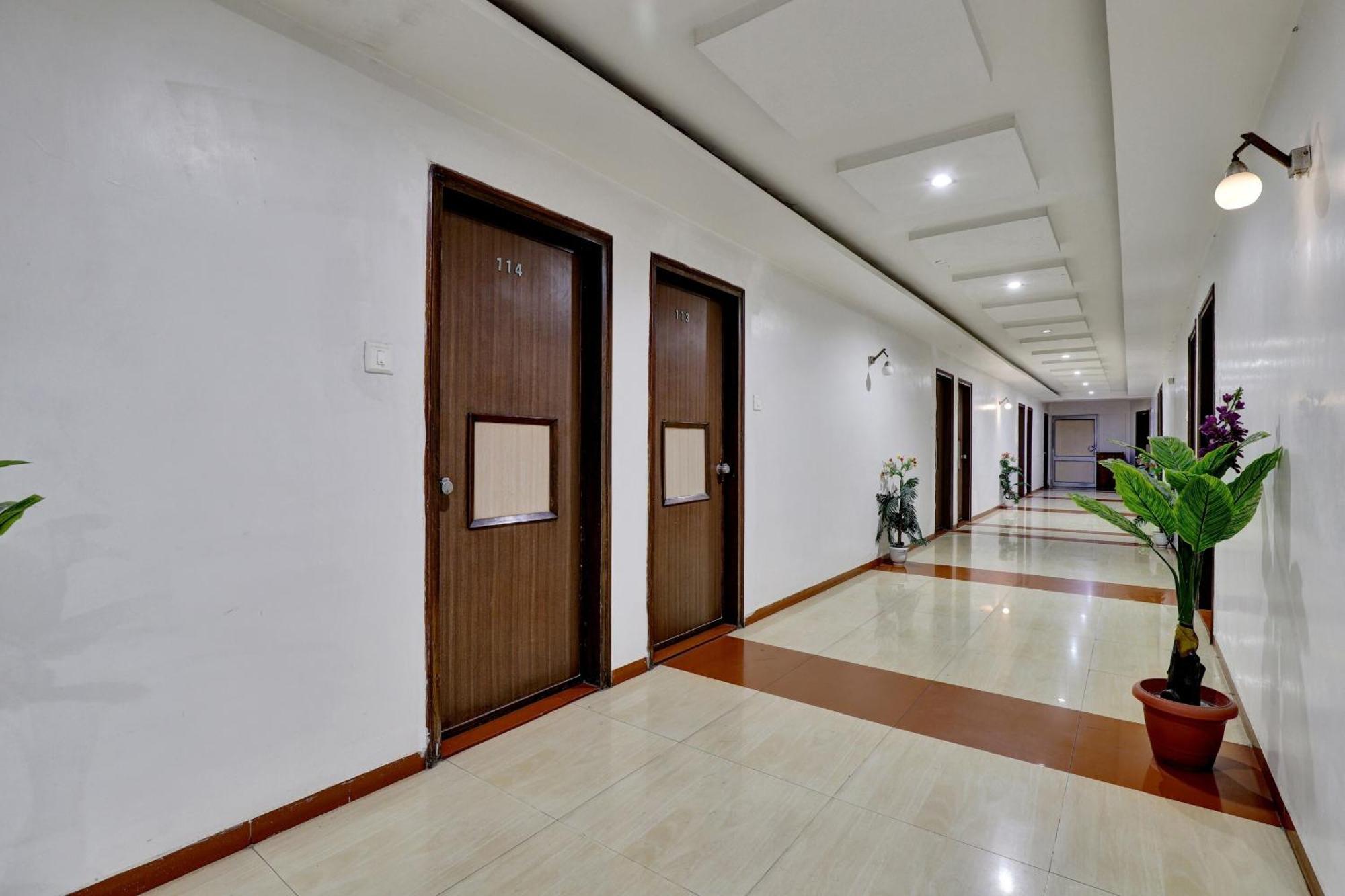 אחמדאבאד Collection O 82926 Hotel Royal Plaza מראה חיצוני תמונה