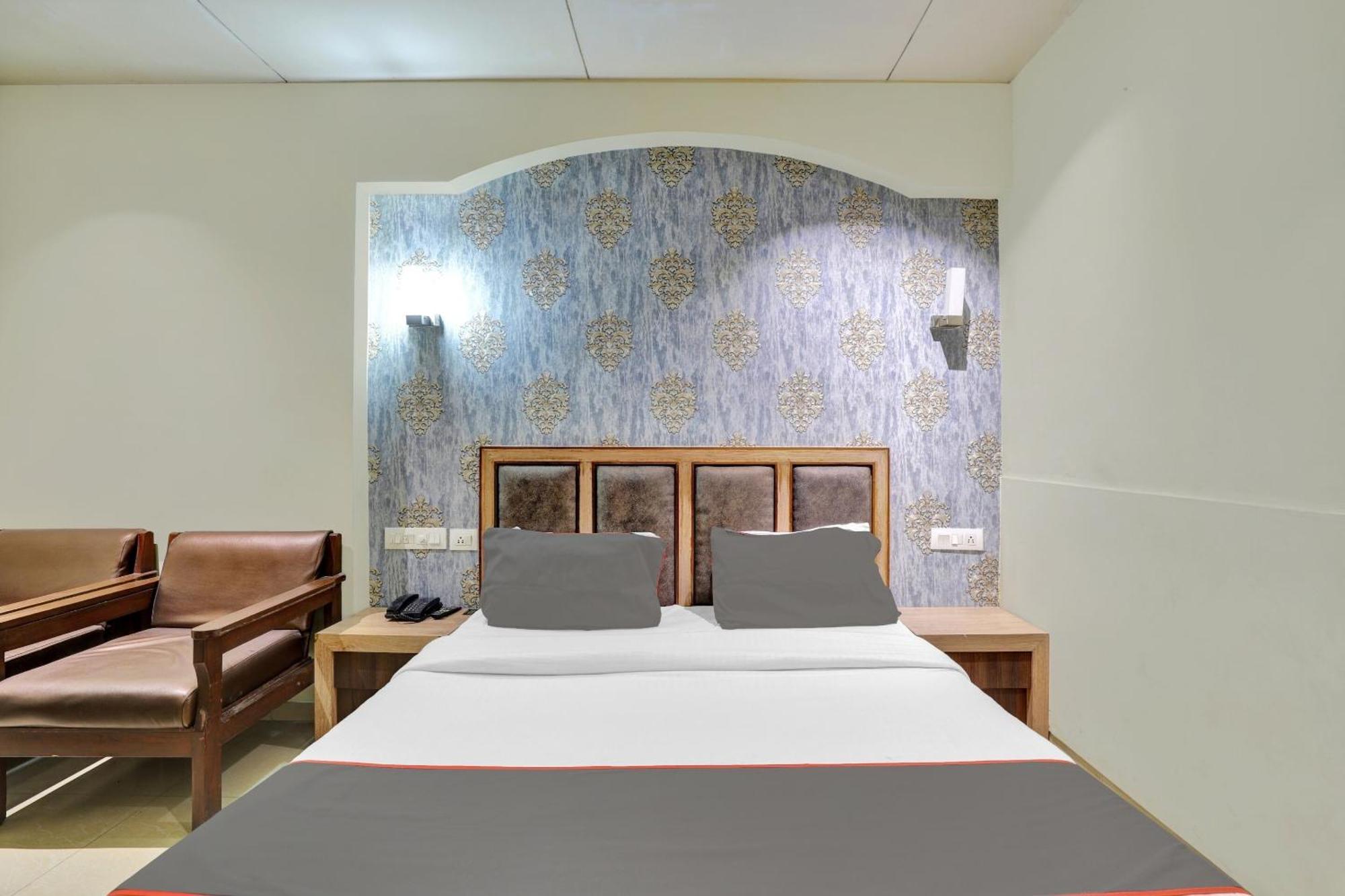 אחמדאבאד Collection O 82926 Hotel Royal Plaza מראה חיצוני תמונה