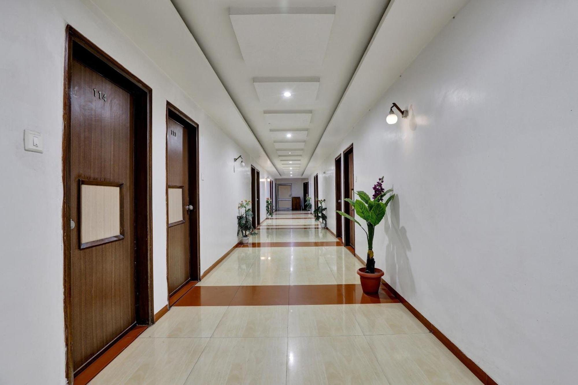 אחמדאבאד Collection O 82926 Hotel Royal Plaza מראה חיצוני תמונה