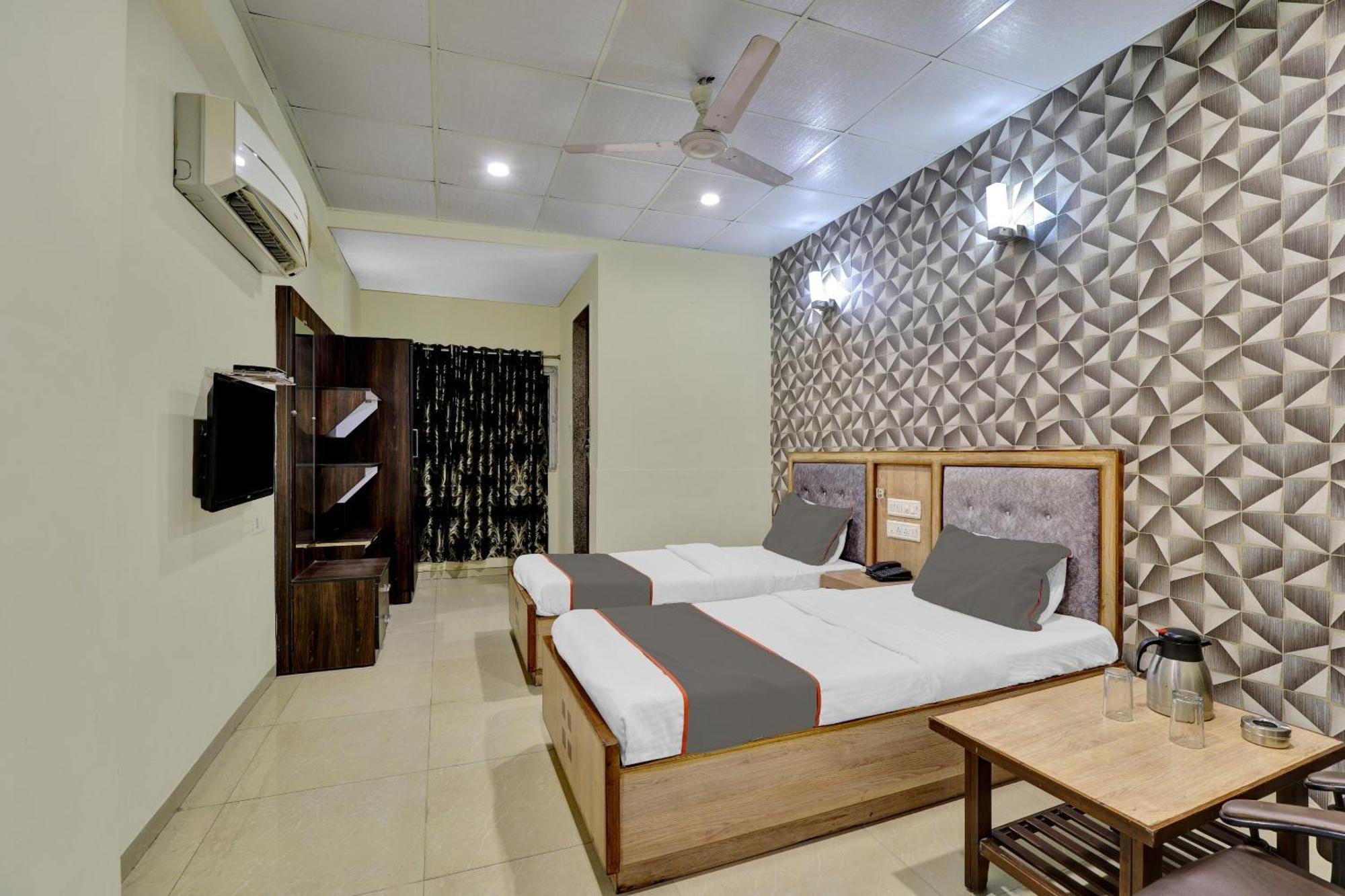 אחמדאבאד Collection O 82926 Hotel Royal Plaza מראה חיצוני תמונה