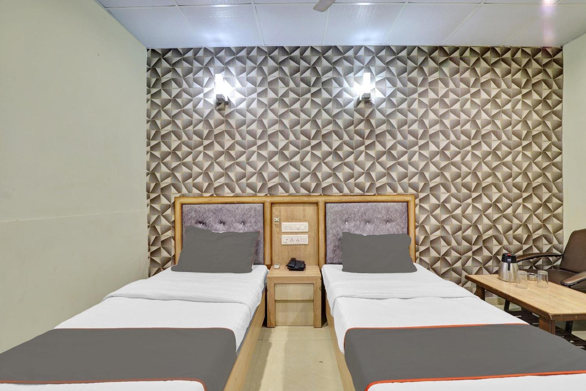 אחמדאבאד Collection O 82926 Hotel Royal Plaza מראה חיצוני תמונה